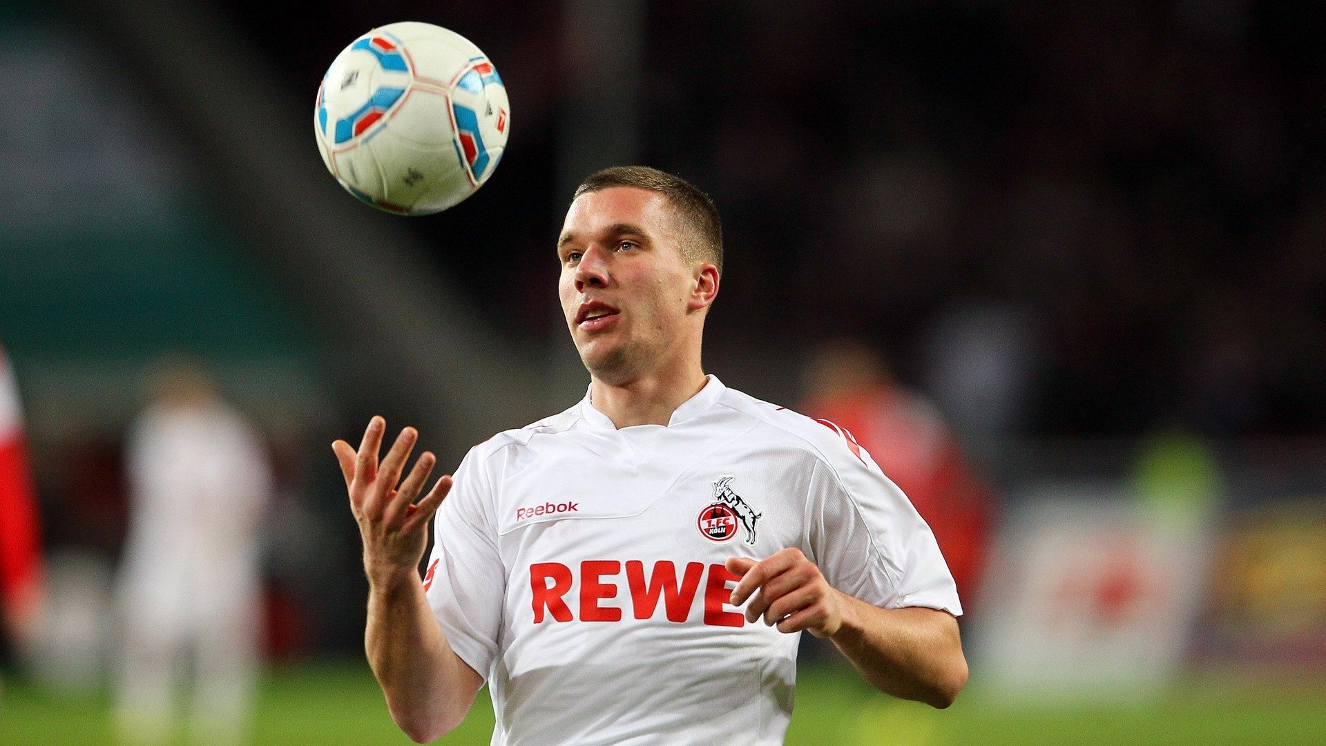 足球VS篮球:两项体育运动的受欢迎程度对比分析,足球和篮球哪个影响力大知乎